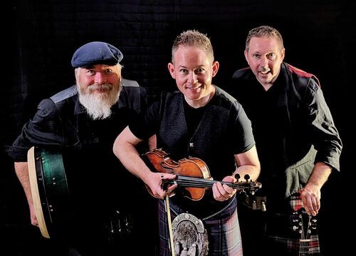 Bandfoto "Skelpt" Bandfoto mit den Musikern Euan Johnston, Iain Anderson und Andrew Gordon. Die drei schottischen Musiker der Band Skelpt mit ihren Instrumenten.