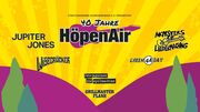 HöpenAir 2022 HöpenAir Logo mit den Bandlogos auf gelbem, strahlenförmigen Hintergrund.